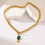 Collier en or orné d'une émeraude