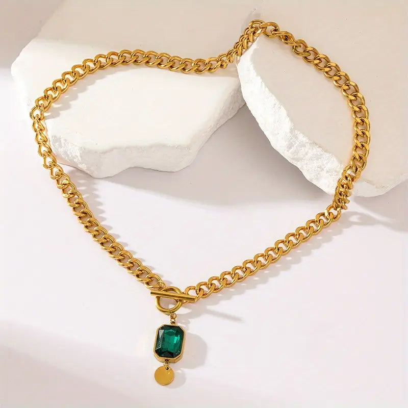 Collier en or orné d'une émeraude