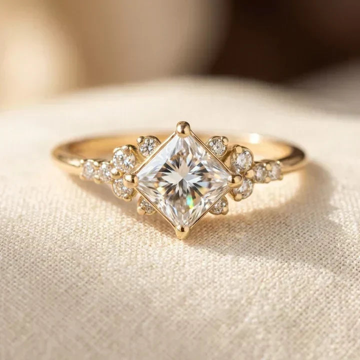 Anneau solitaire en or à design carré