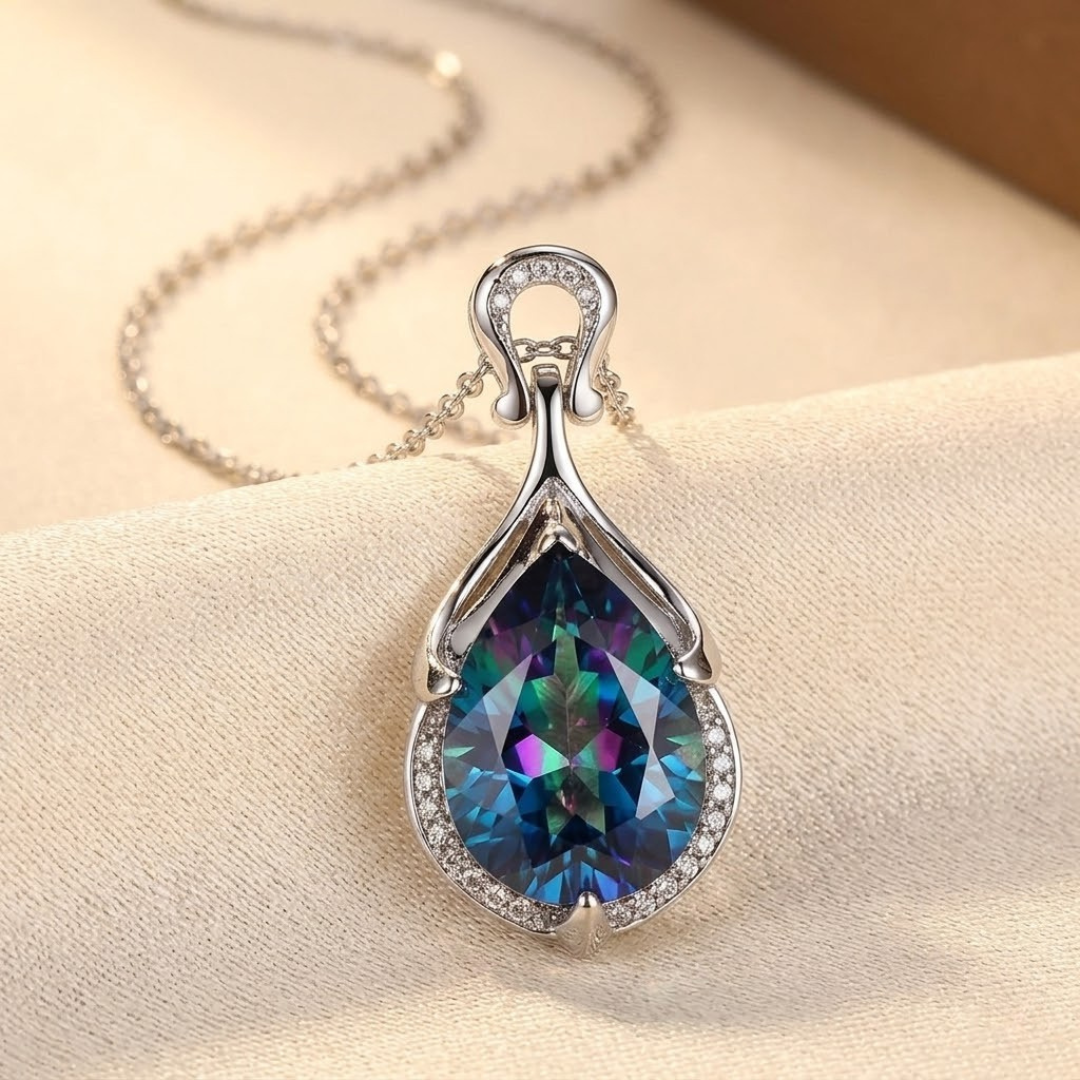 Collier en argent orné d'une goutte de saphir
