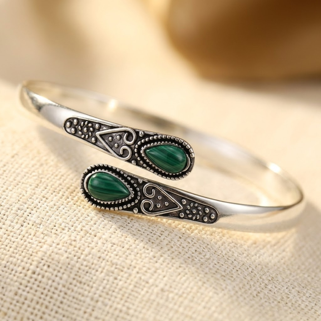 Bracelet vintage en argent avec pierres précieuses vertes