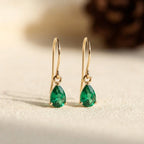 Boucles d'oreilles en or avec émeraude en forme de goutte