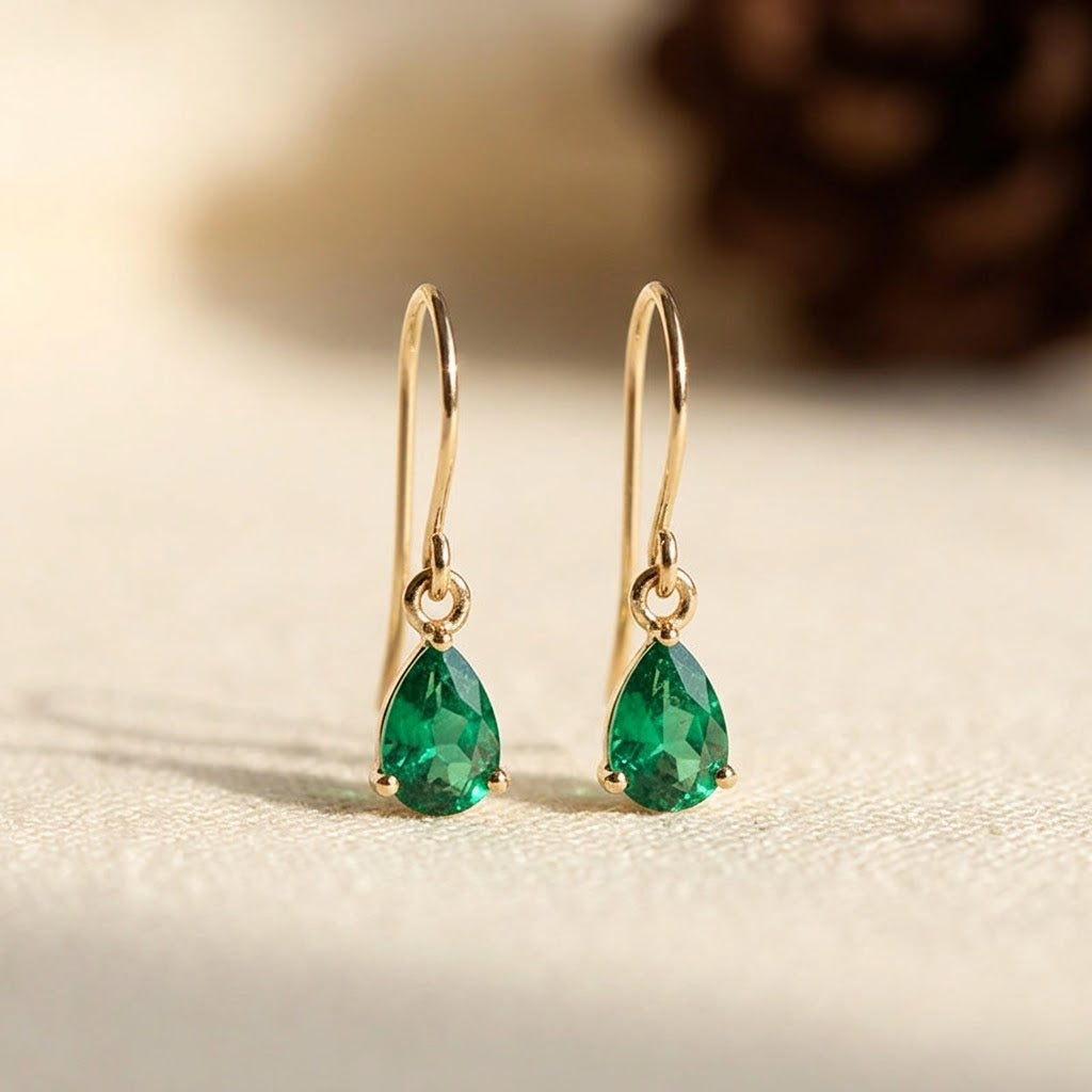 Boucles d'oreilles en or avec émeraude en forme de goutte