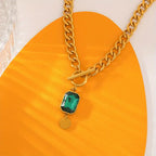 Collier en or orné d'une émeraude