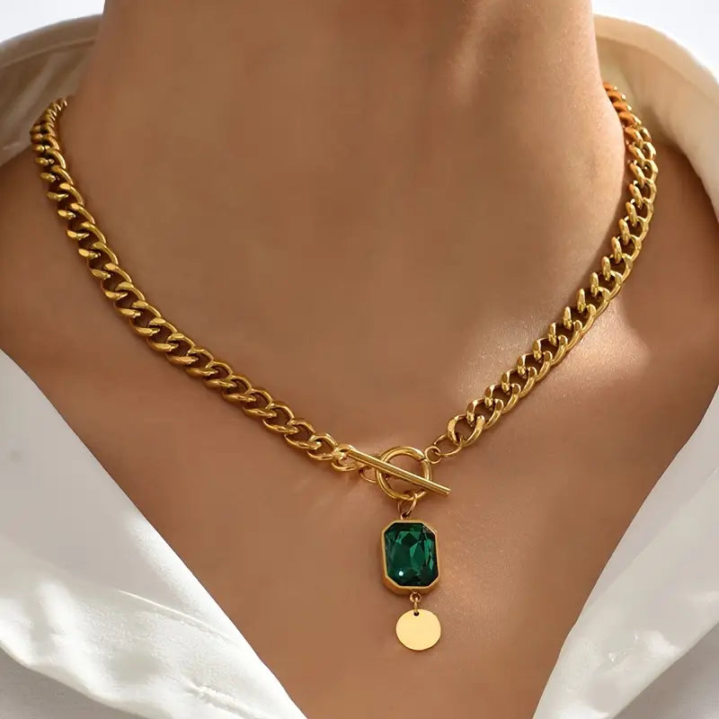 Collier en or orné d'une émeraude