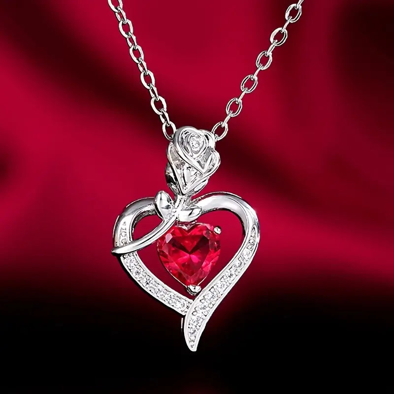 Collier en argent avec pendentif en forme de cœur en rubis
