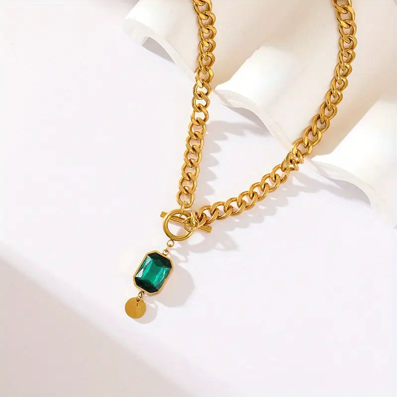 Collier en or orné d'une émeraude