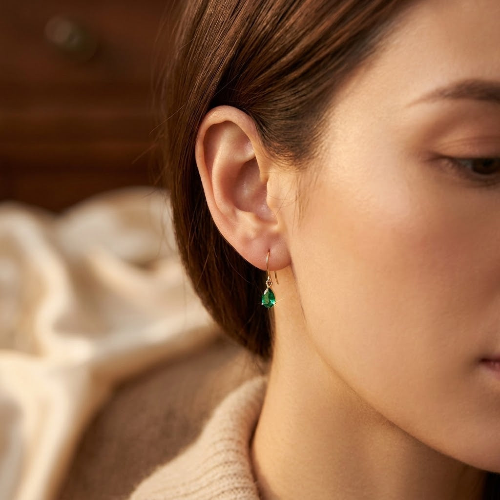Boucles d'oreilles en or avec émeraude en forme de goutte