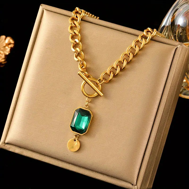 Collier en or orné d'une émeraude