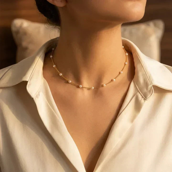 Collier en chaîne orné de perles dorées