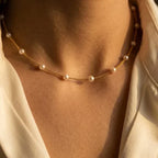 Collier en chaîne orné de perles dorées