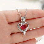 Collier en argent avec pendentif en forme de cœur en rubis