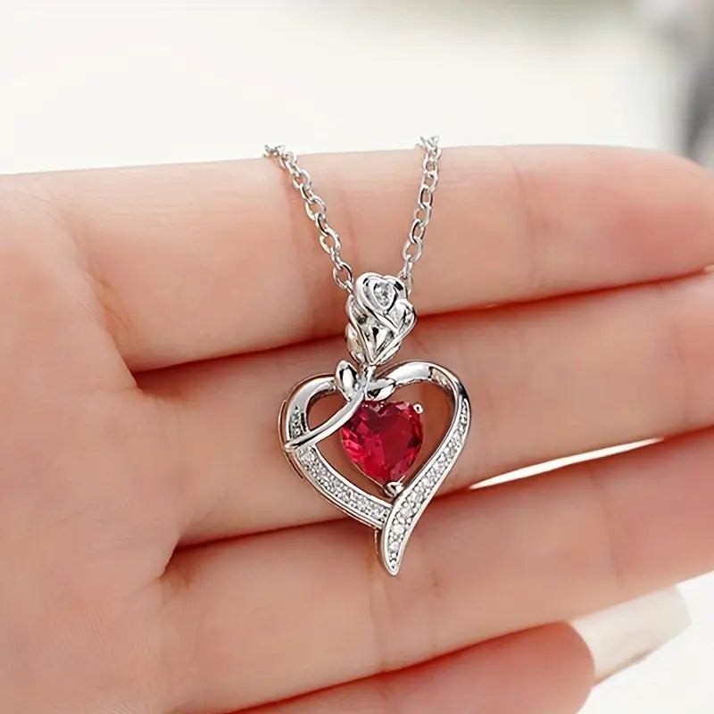 Collier en argent avec pendentif en forme de cœur en rubis