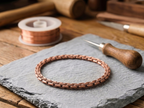 Collier en cuivre Brume de Rose - fond atelier artisan