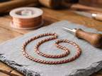 Collier en cuivre Cèdre de Rose - fond atelier artisan