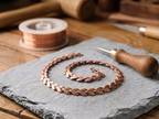 Collier en cuivre Bruyère de Rose - fond atelier artisan
