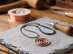 Collier en cuivre Mesa de Rose - fond atelier artisan