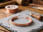 Bracelet de cheville en cuivre Sable de Rose - fond atelier artisan