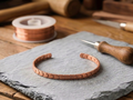 Bracelet de cheville en cuivre Sylvestre de Rose - fond atelier artisan