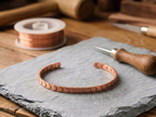 Bracelet de cheville en cuivre Sylvestre de Rose - fond atelier artisan