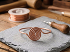 Bracelet de cheville en cuivre Spirale de Rose - fond atelier artisan