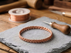 Bracelet de cheville en cuivre Sérénité de Rose - fond atelier artisan