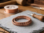 Bracelet de cheville en cuivre Marais de Rose - fond atelier artisan