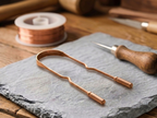 Raclette en cuivre pur de Rose - fond atelier artisan