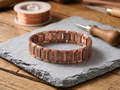 Bracelet en cuivre pour hommes Rafale de Rose - fond atelier artisan