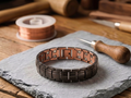 Bracelet en cuivre ocre pour hommes Ocre de Rose - fond atelier artisan