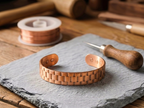 Bracelet en cuivre masculin Brut de Rose - fond atelier artisan