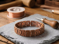Bracelet en cuivre pour hommes Grès de Rose - fond atelier artisan