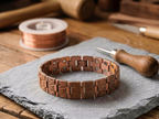 Bracelet en cuivre pour hommes Grès de Rose - fond atelier artisan