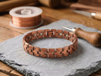 Bracelet en cuivre pour hommes Ajonc de Rose - fond atelier artisan