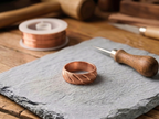 Bague en cuivre Dorée de Rose - fond atelier artisan
