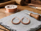 Boucles d'oreilles en cuivre Ruisseau de Rose - fond atelier artisan