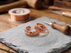 Boucles d'oreilles en cuivre Étoilée de Rose - fond atelier artisan