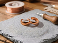 Boucles d'oreilles en cuivre Velours de Rose - fond atelier artisan