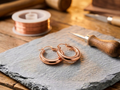 Boucles d'oreilles en cuivre Marne de Rose - fond atelier artisan