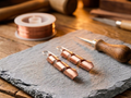 Boucles d'oreilles en cuivre Crépuscule de Rose - fond atelier artisan
