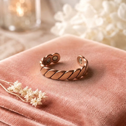 Bague en cuivre Nœud de Rose - fond velours rose