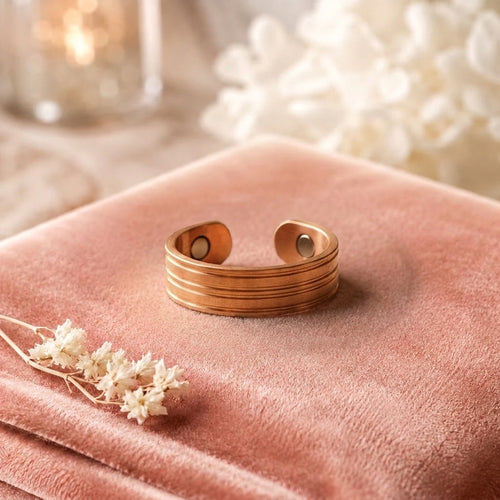 Bague en cuivre Ardente de Rose - fond velours rose