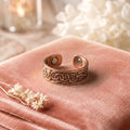 Bague en cuivre Bardane de Rose - fond velours rose