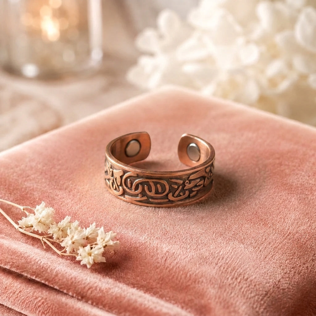 Bague en cuivre Bardane de Rose - fond velours rose