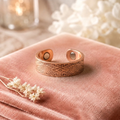 Bague en cuivre Refuge de Rose - fond velours rose