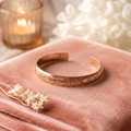 Bracelet en cuivre Floraison de Rose - fond velours rose