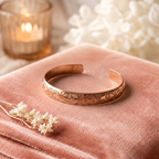 Bracelet en cuivre Floraison de Rose - fond velours rose