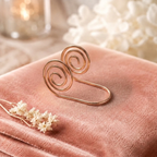 Spirale en cuivre pour les mains de Rose - fond velours rose