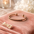 Bracelet en cuivre Nacre de Rose - fond velours rose