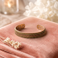 Bracelet en cuivre Tresse Éternelle de Rose - fond velours rose